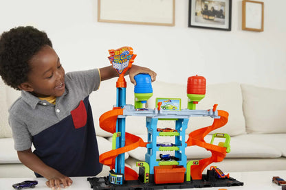 City Mega Car Wash Playset with 1 Toy Color Shifters Car in 1:64 Scale, 7.01 In
